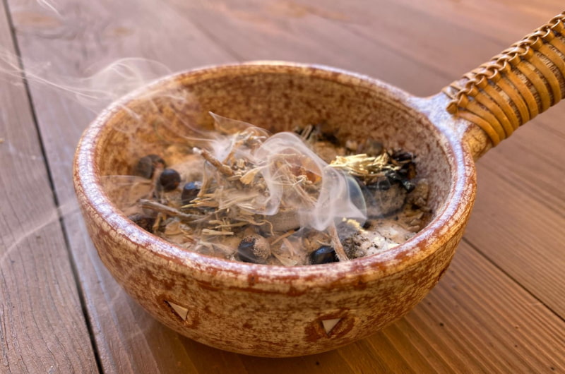 Räucherschale mit Weihrauch